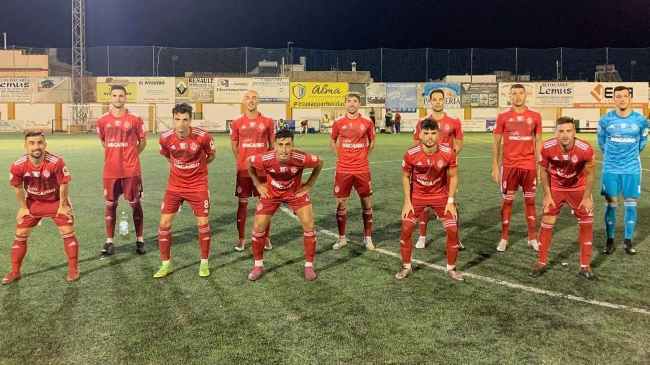 Zequi -el segundo por la derecha y abajo- en el partido que disput&oacute; recientemente en Lebrija ante el Antoniano - Utrera