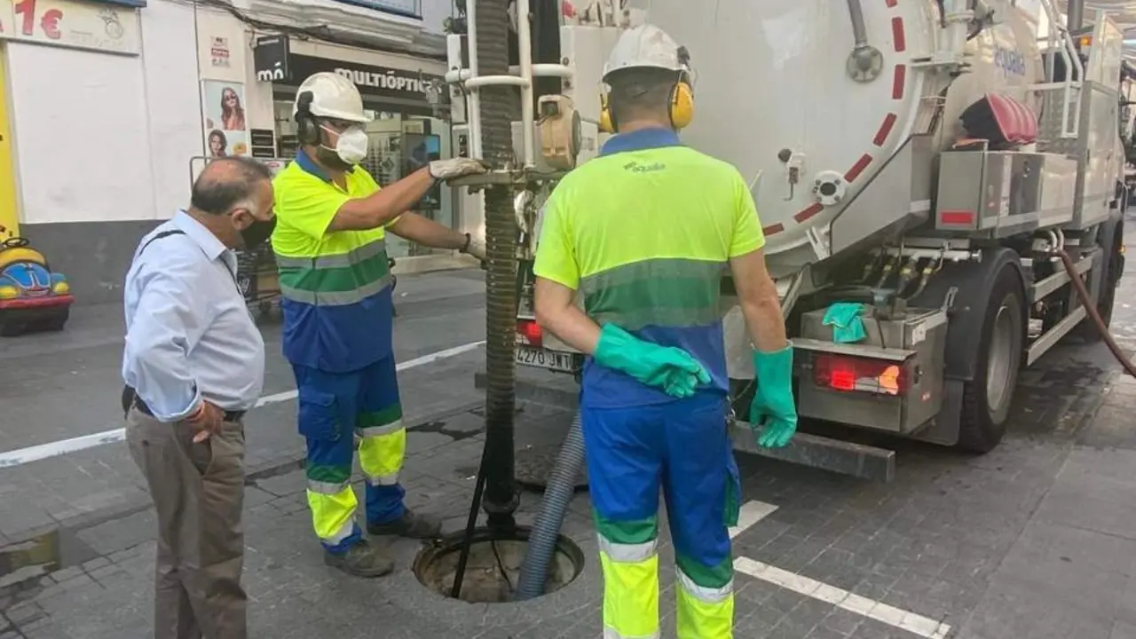 El concejal de Infraestructuras, Juan Hern&aacute;ndez Ponde, junto a operarios de Aqualia. - Informaci&oacute;n.