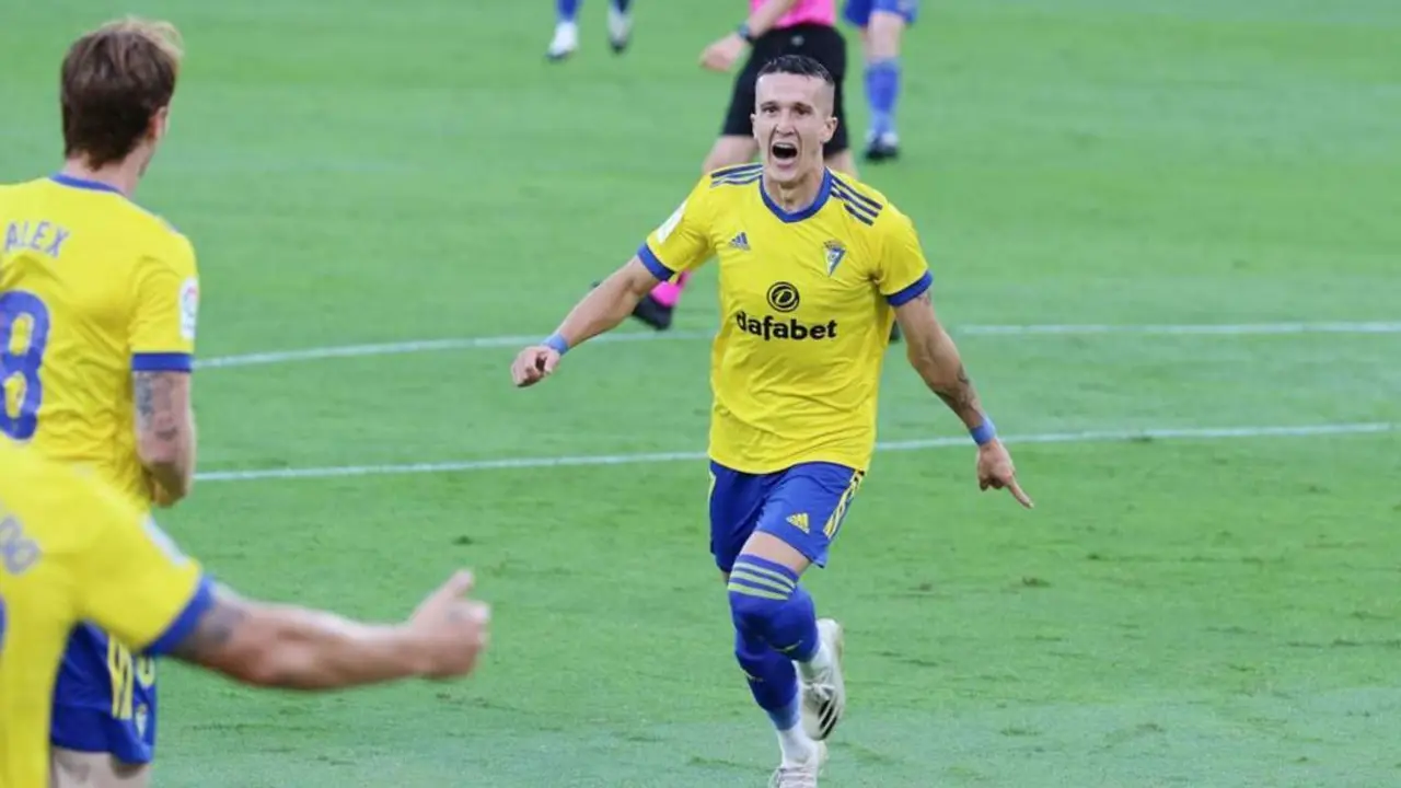 Salvi no puede contener la alegr&iacute;a tras lograr el 1-0 ante el Sevilla - Trekant Media