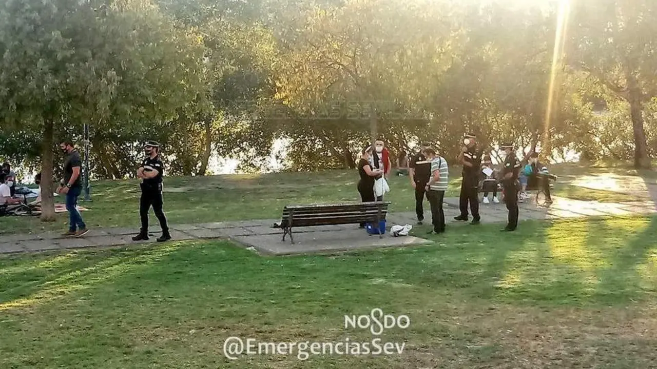 Labores disuasorias de la Polic&iacute;a Local con el botell&oacute;n.  - @EmergenciasSev