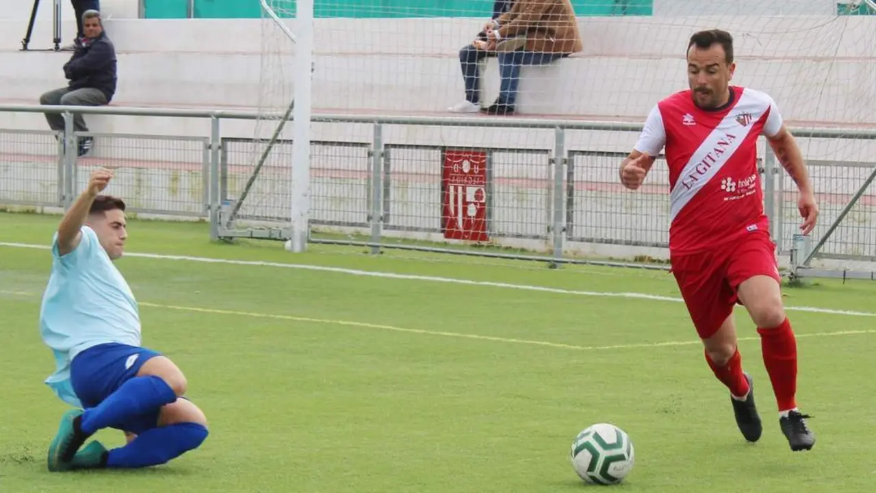 Chico Ben&iacute;tez en el &uacute;ltimo partido que disput&oacute; en el Doro Stadium de La Algaida, que fue ante el Cruz Roja de Jerez - Ra&uacute;l J. Bustillos