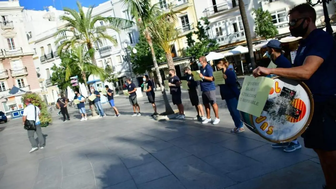 Trabajadores concentrados frente al Ayuntamiento. - Eulogio Garc&iacute;a