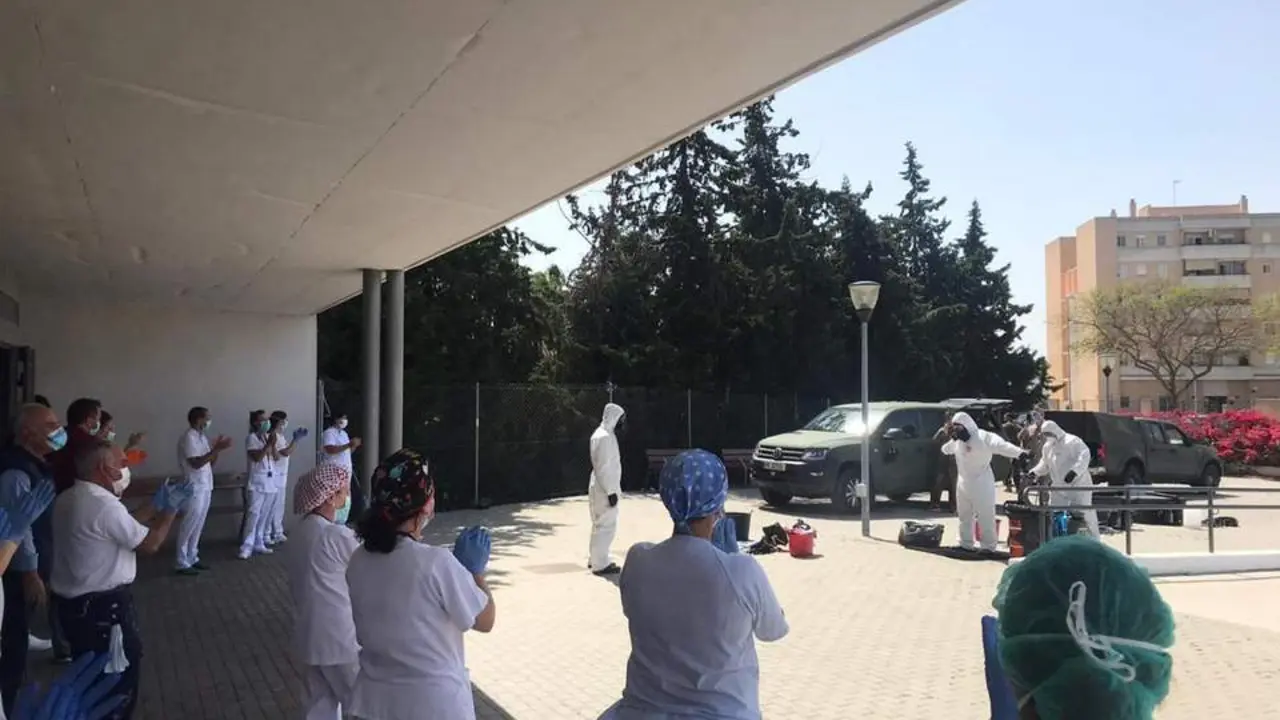 Personal del Asilo San Jos&eacute; a las puertas de las instalaciones la pasada primavera - jerez.es