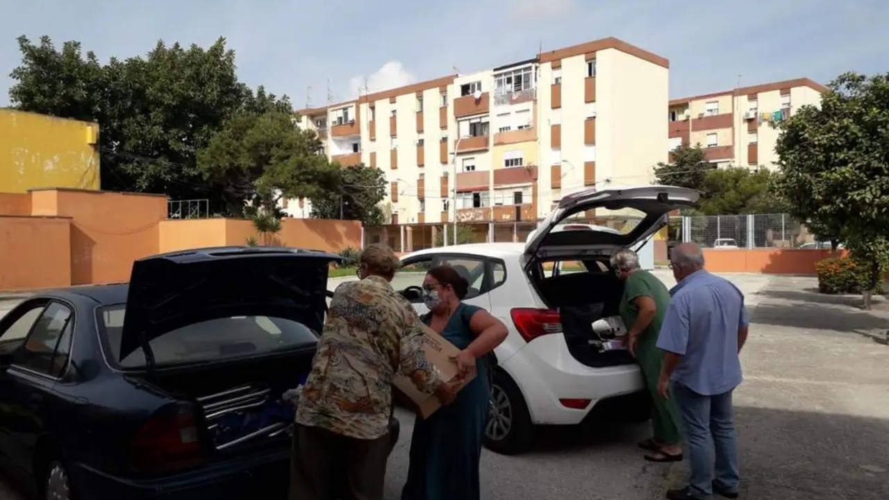 Donaci&oacute;n de alimentos en La L&iacute;nea. - AI