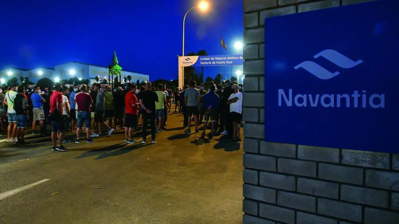 Concentraci&oacute;n de los empleados de Navantia y empresas auxiliares en Puerto Real este agosto.  - Eulogio Garc&iacute;a