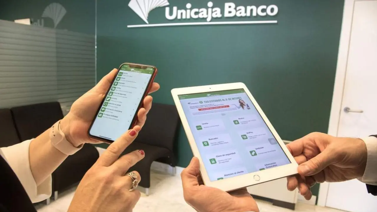 Dos usuarios de las aplicaciones de Unicaja Banco. - Unicaja