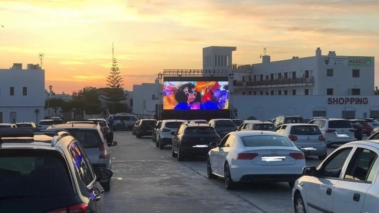 Se proyectar&aacute; cada s&aacute;bado una pel&iacute;cula para toda la familia y una sesi&oacute;n en horario m&aacute;s tarde para j&oacute;venes y adultos. - 