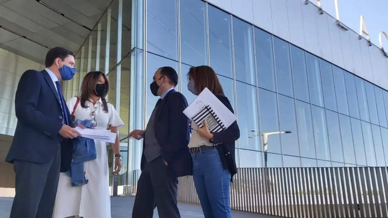 Los concejales del PP en la puerta de Contursa. - PP