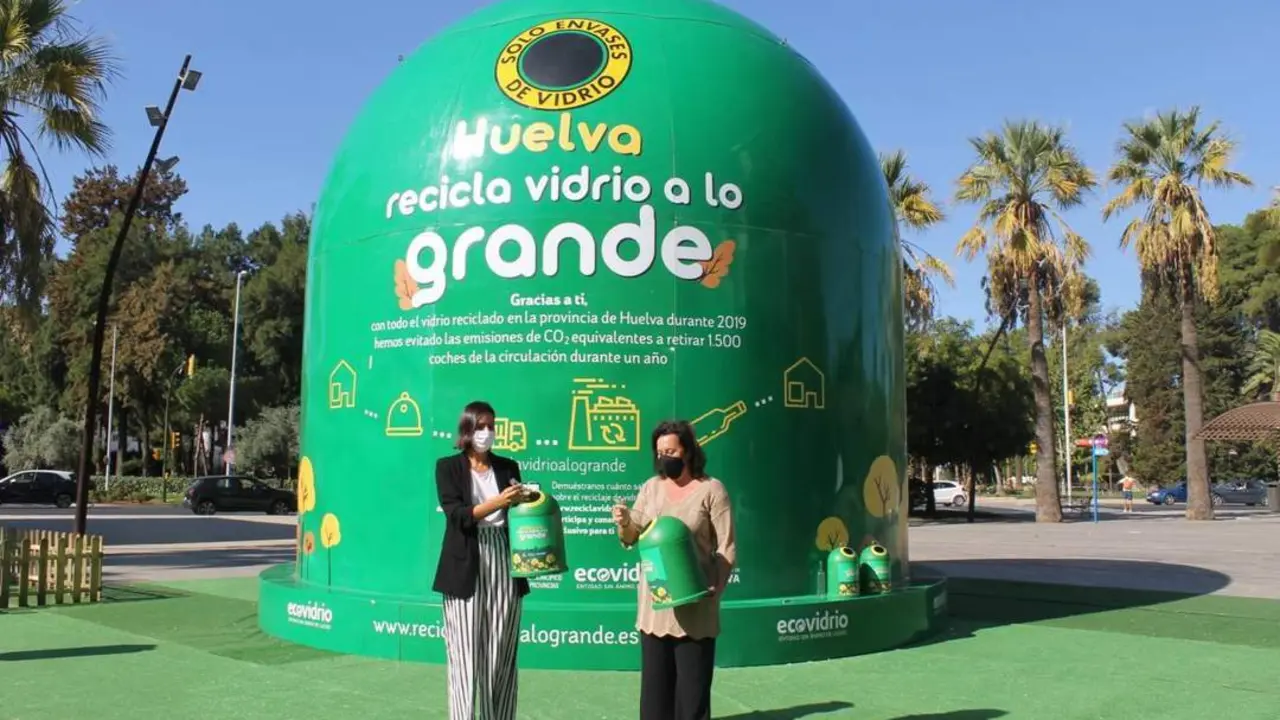 Contenedor gigante para concienciar sobre el reciclaje. - VH