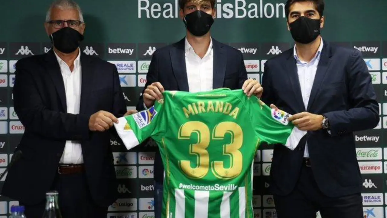 Antonio Cord&oacute;n, Juan Miranda y &Aacute;ngel Haro posan con la camiseta del Real Betis. - rbb