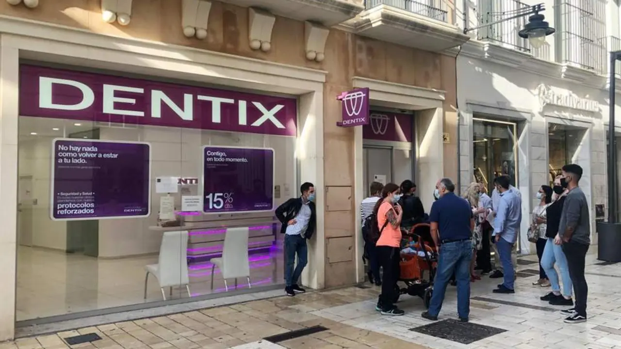 Pacientes de Dentix a las puertas de la cl&iacute;nica del centro de Huelva. - VGPALACIOS