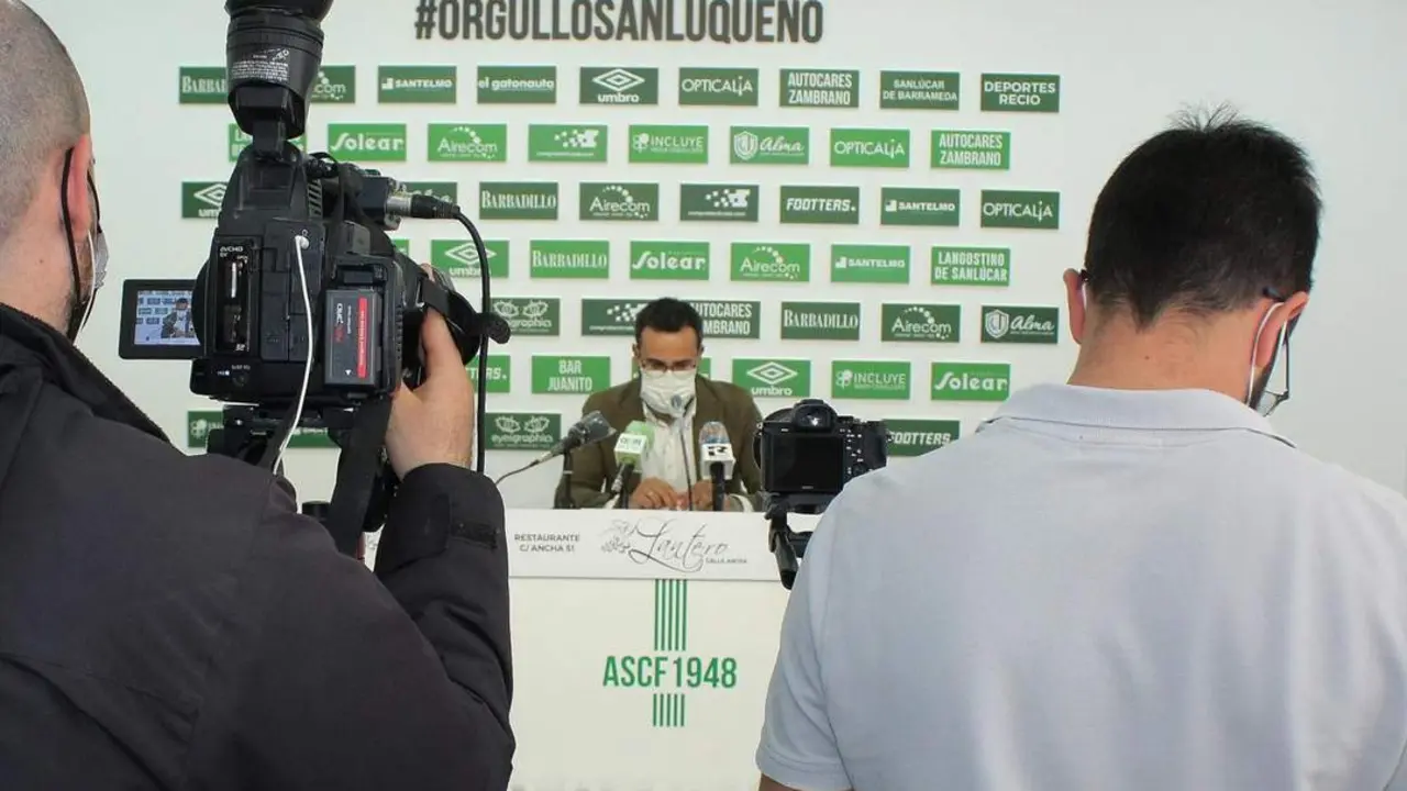 El presidente, Miguel Gonz&aacute;lez, con semblante serio en su intervenci&oacute;n - Ra&uacute;l J. Bustillos
