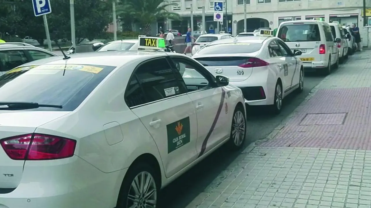 Parada de taxi en la capital.  - Viva Ja&eacute;n.