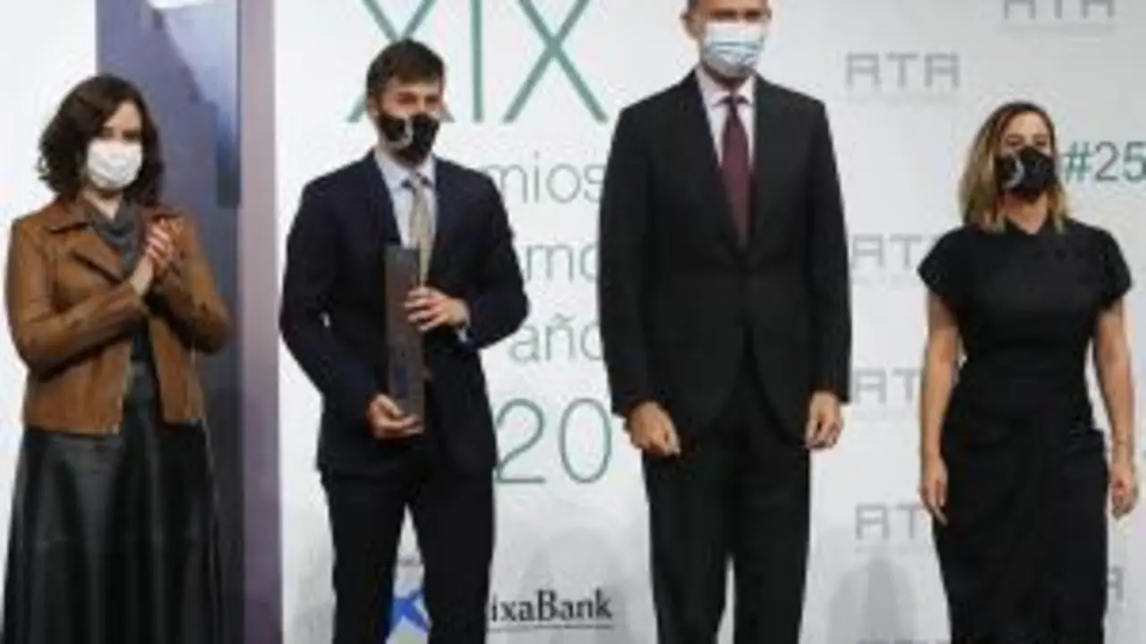 El rey Felipe VI y la presidenta de la Comunidad de Madrid, Isabel D&iacute;az Ayuso, aplauden a los hermanos D&eacute;borah y Rafael Casillas Gordillo, de Concert Music Festival - EFE