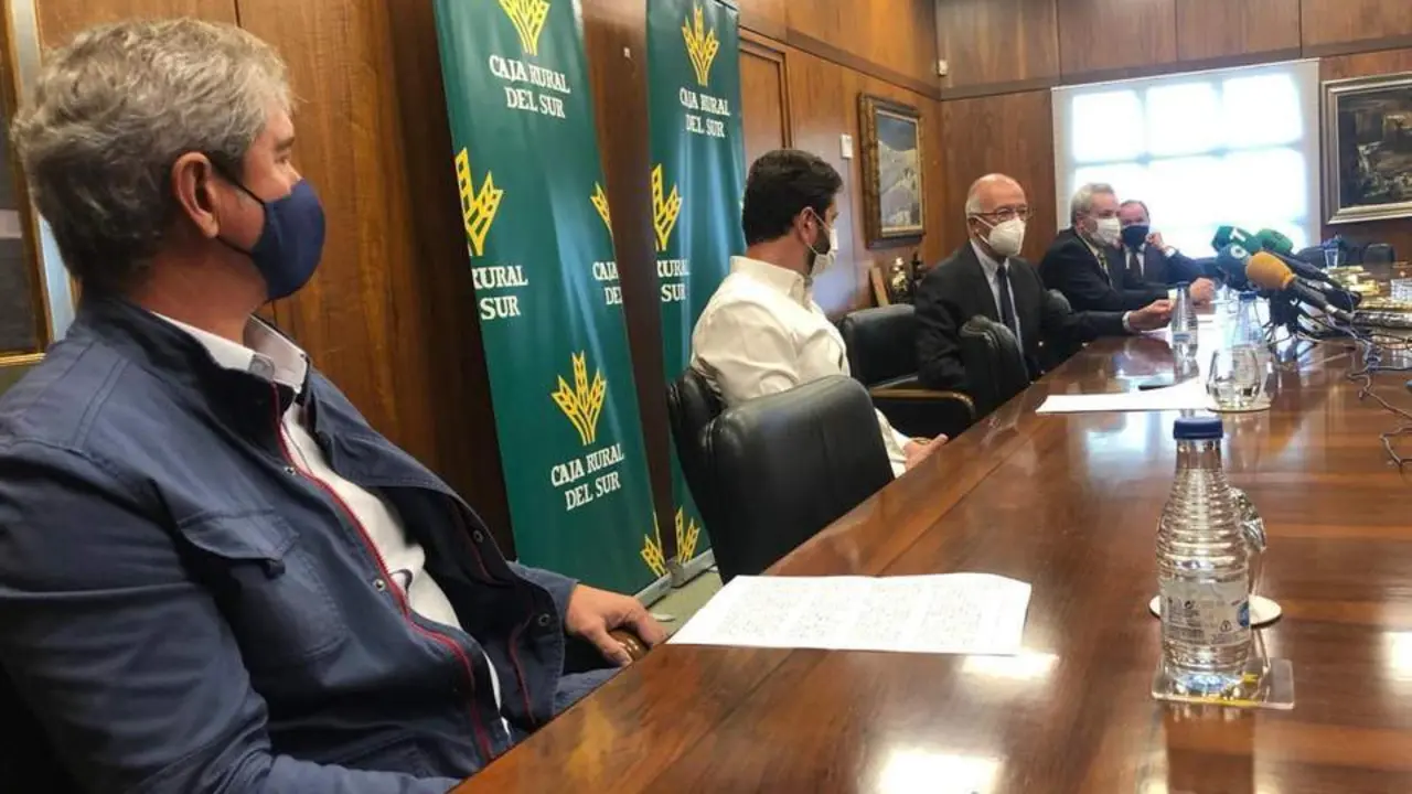 Rueda de prensa en la Caja Rural del Sur. - VH