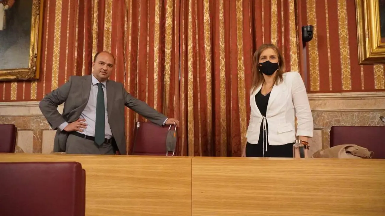 Gonzalo Garc&iacute;a de Polavieja y Cristina Pel&aacute;ez.  - Vox