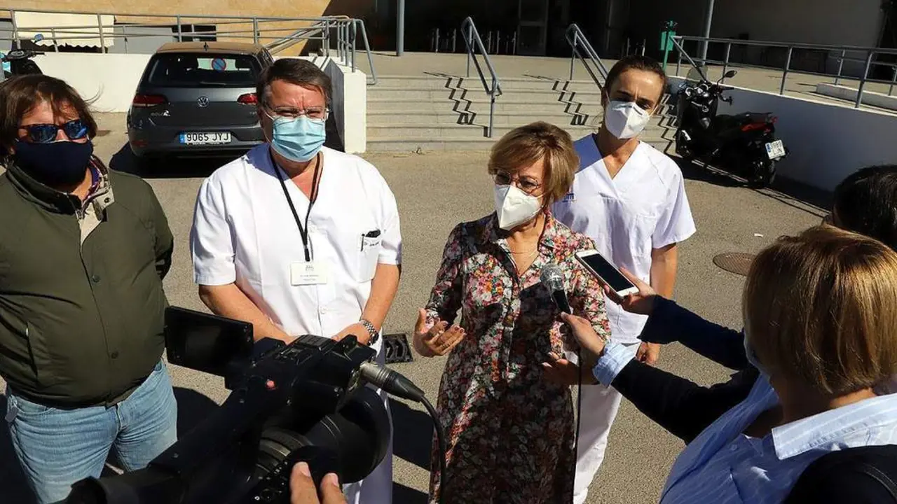 Carmen Collado atendiendo a los periodistas a las puertas del Asilo San Jos&eacute;.  - Jerez.es
