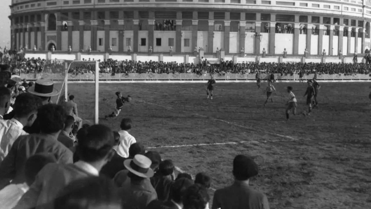 Una tarde f&uacute;tbol en el Campo de Deportes Mirandilla.  - Colecci&oacute;n Ram&oacute;n Mu&ntilde;oz