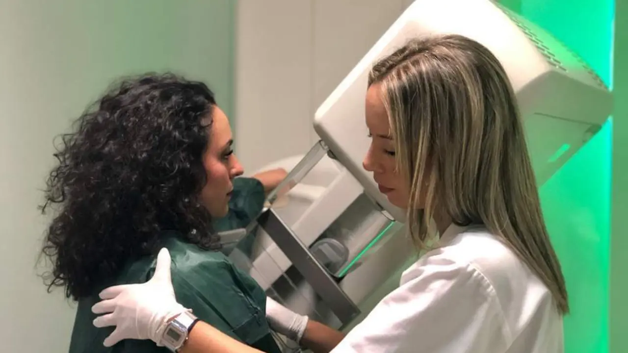 Realizaci&oacute;n de una mamograf&iacute;a. - Quir&oacute;nSalud