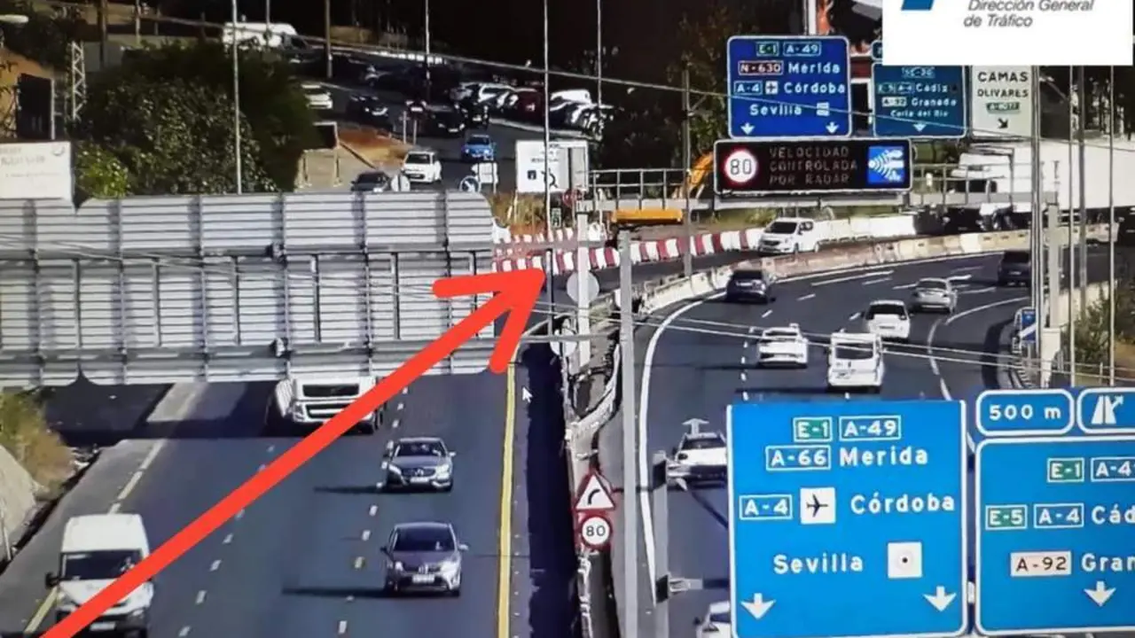 El acceso cortado en la A-49. - DGT