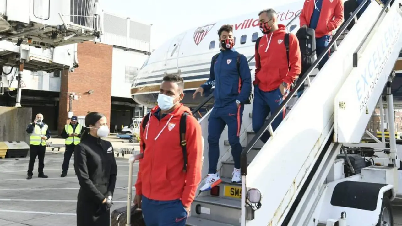 La plantilla del Sevilla aterriza en Londres para disputar el encuentro ante el Chelsea de la Champions. - sfc