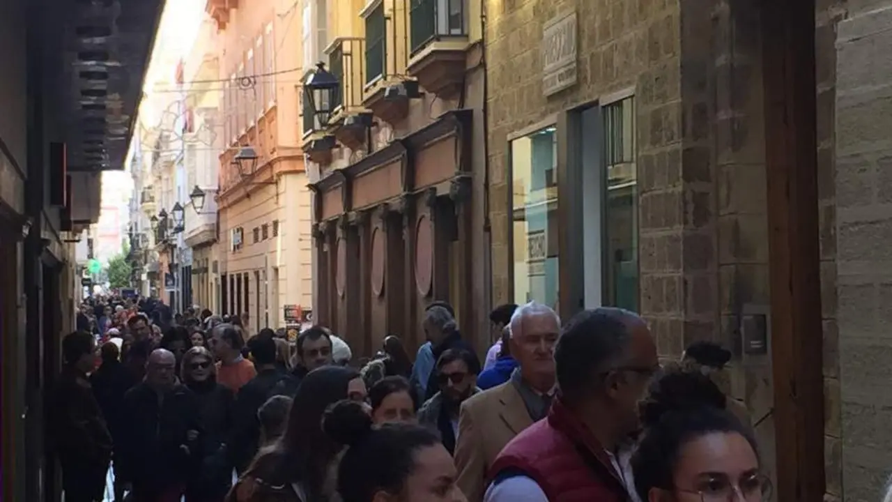Gente por la calle Columela. - EC
