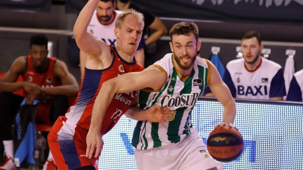 Nick Kay, del Coosur Real Betis, intenta superar a Ryan Harrow, del Baxi Manres - efe