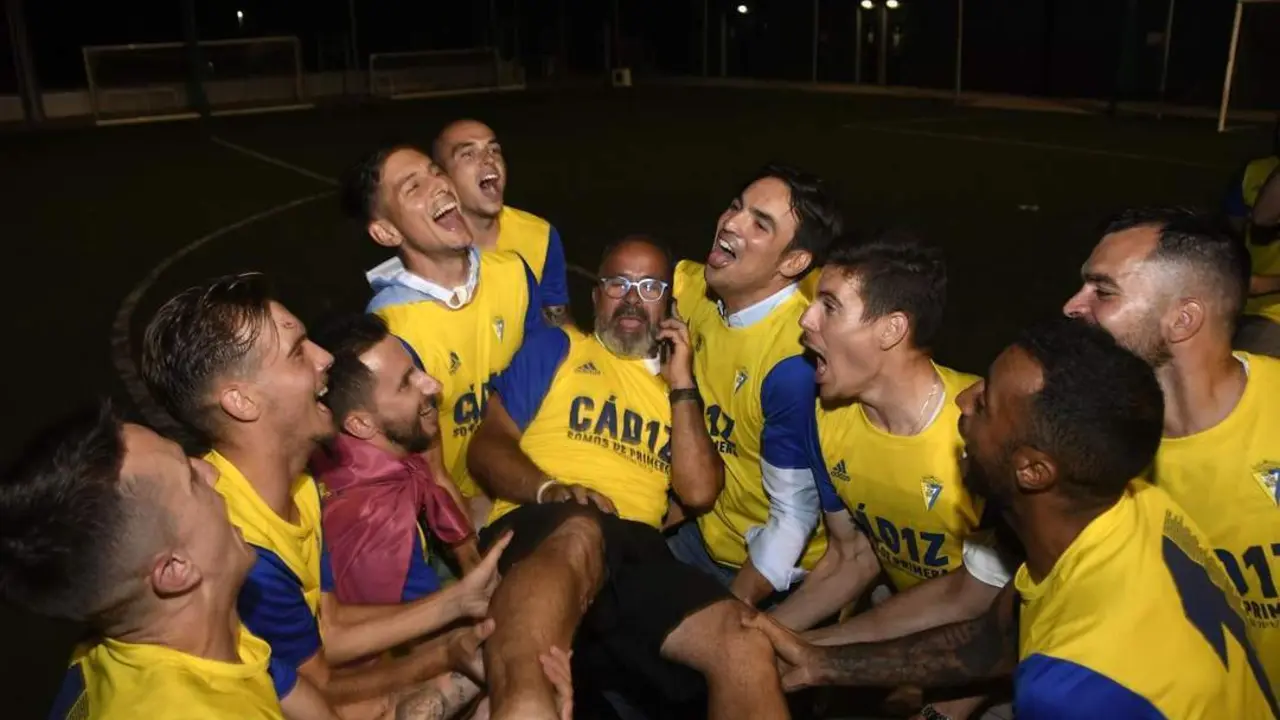 Cervera manteado durante la celebraci&oacute;n del ascenso - C&aacute;diz CF