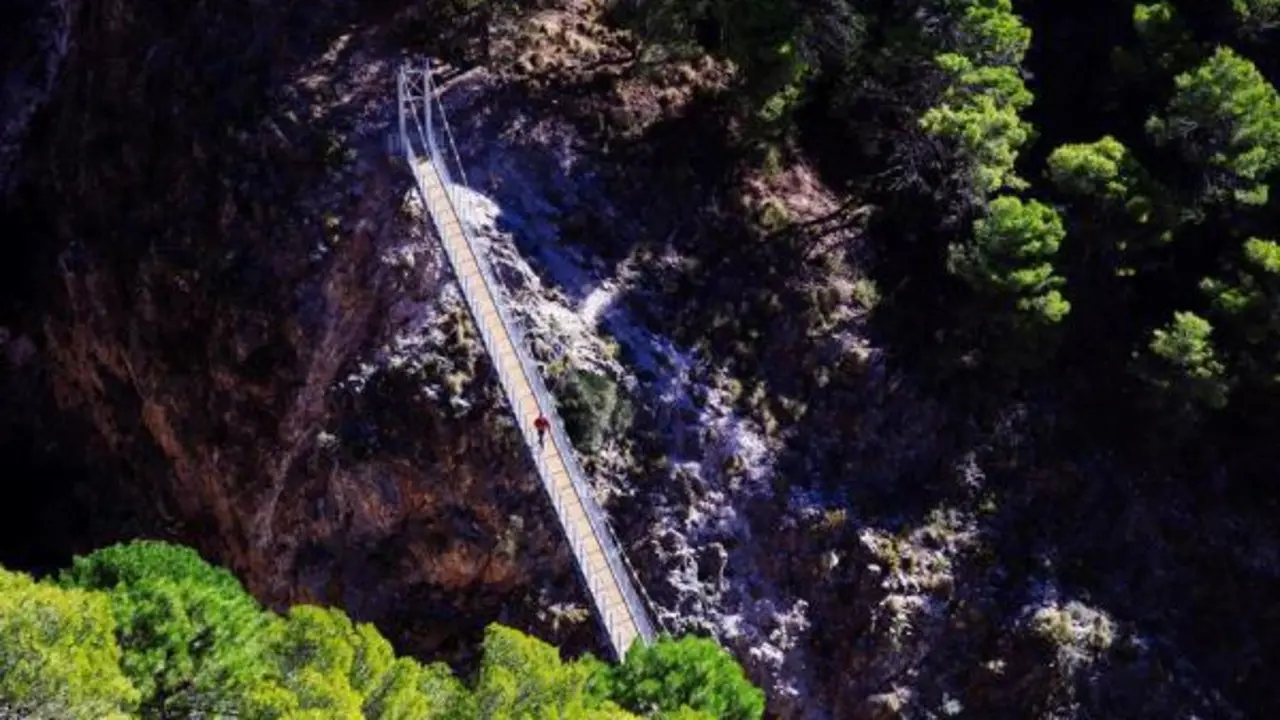 Abre el otro Caminito del Rey, uno de los mayores puentes colgantes del pa&iacute;s
