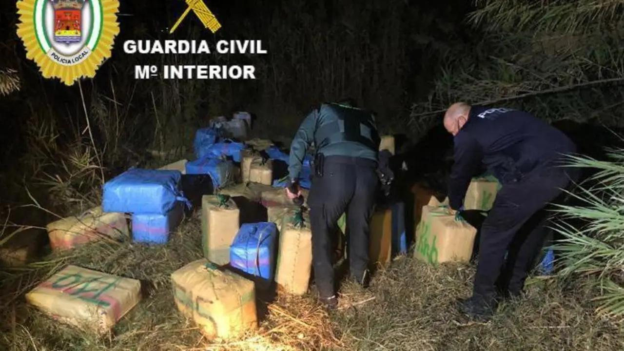 Fardos localizados en una finca de Lepe. - VH