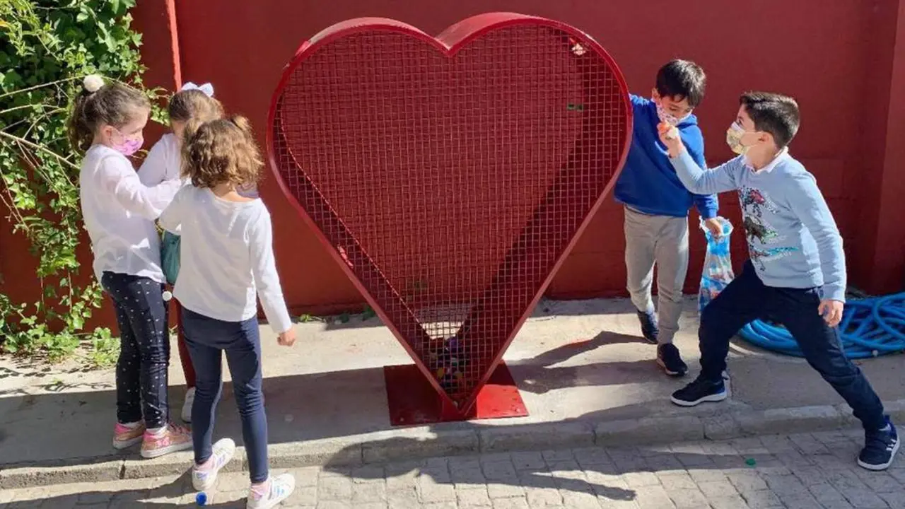 Los primeros alumnos en comenzar a llenar de tapones el Gran Coraz&oacute;n - CEIP Maestra Caridad Ruiz