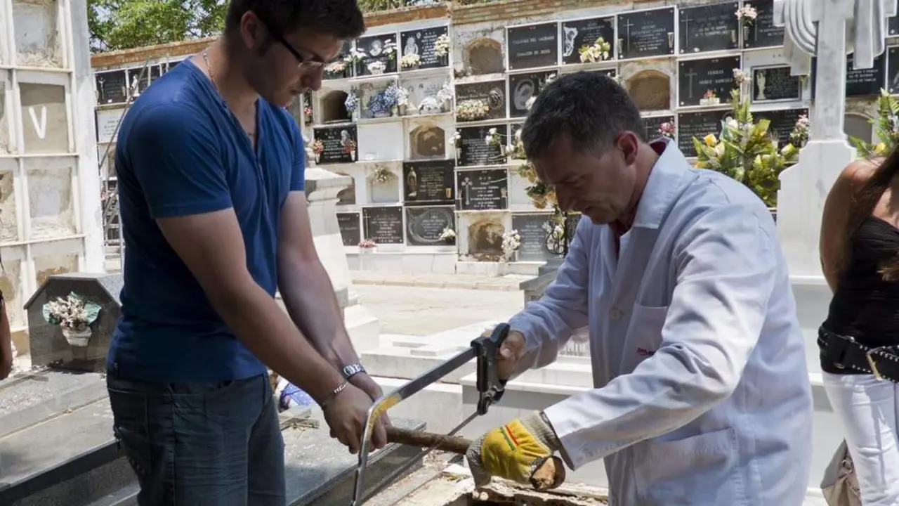 Exhumaci&oacute;n en el cementerio de La Soledad. - EFE / J.P&Eacute;REZ
