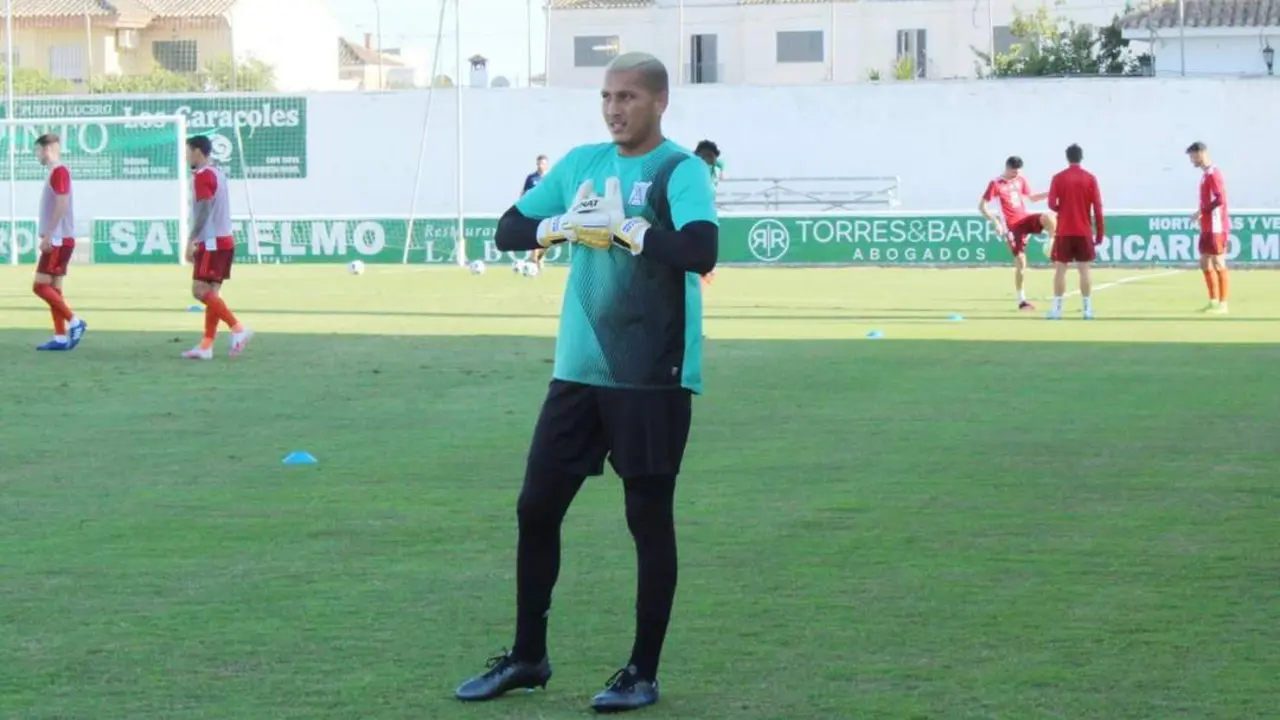 El portero paname&ntilde;o Marcos Allen en el calentamiento antes del partido ante el Recreativo de Huelva - Ra&uacute;l J. Bustillos