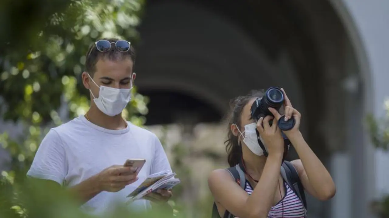 Turistas con mascarilla. - Europa Press