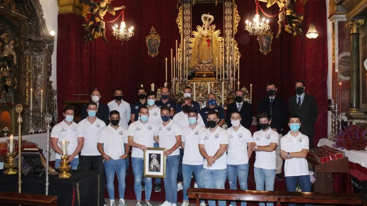 Los presentes posando junto al altar de la Iglesia de la Trinidad - Ra&uacute;l J. Bustillos