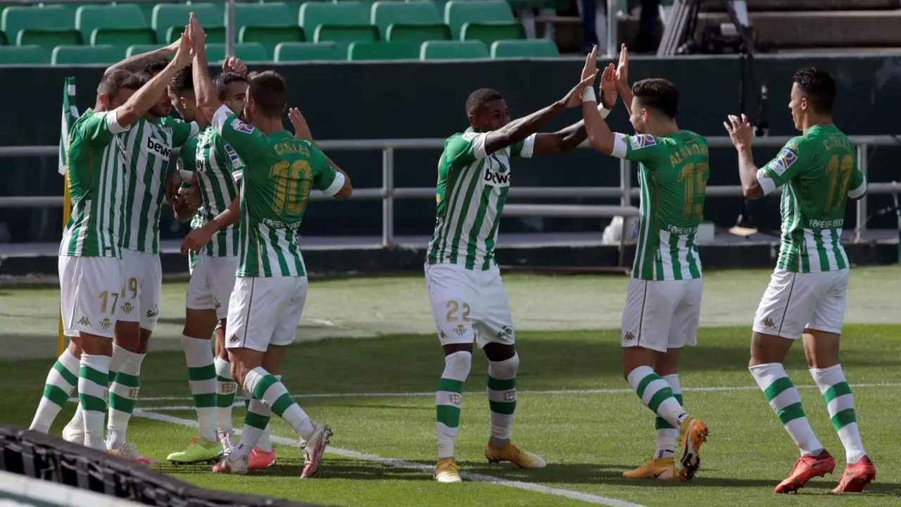 El Betis vuelve a sonre&iacute;r y hace despertar al Elche de su sue&ntilde;o (3-1)