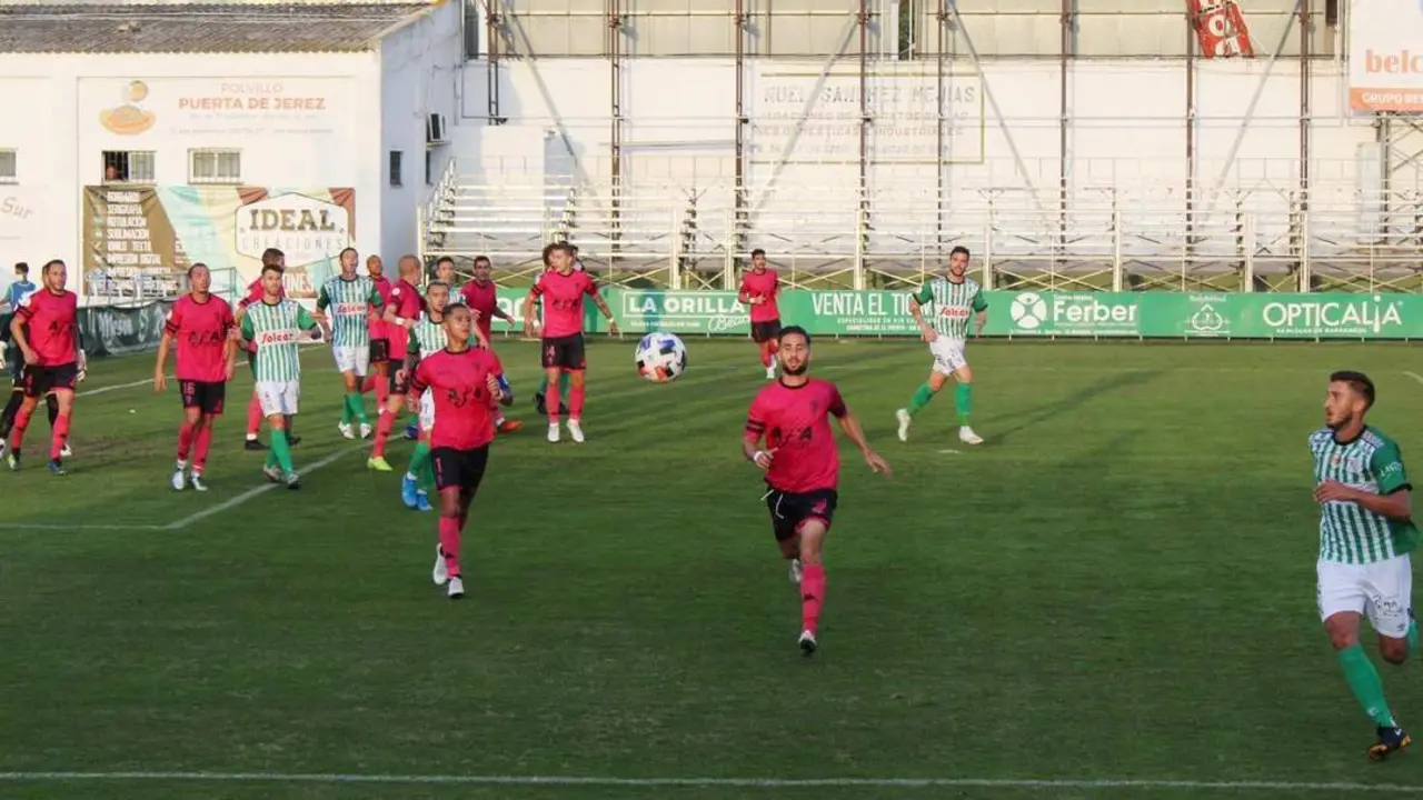 Los once jugadores del San Fernando defendiendo su &aacute;rea en una acci&oacute;n del primer tiempo - Ra&uacute;l J. Bustillos