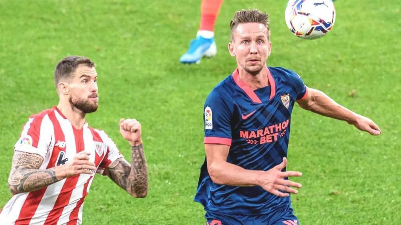 El delantero holand&eacute;s del Sevilla, Luuk de Jong, durante el partido de la pasada jornada ante el Athletic. - efe