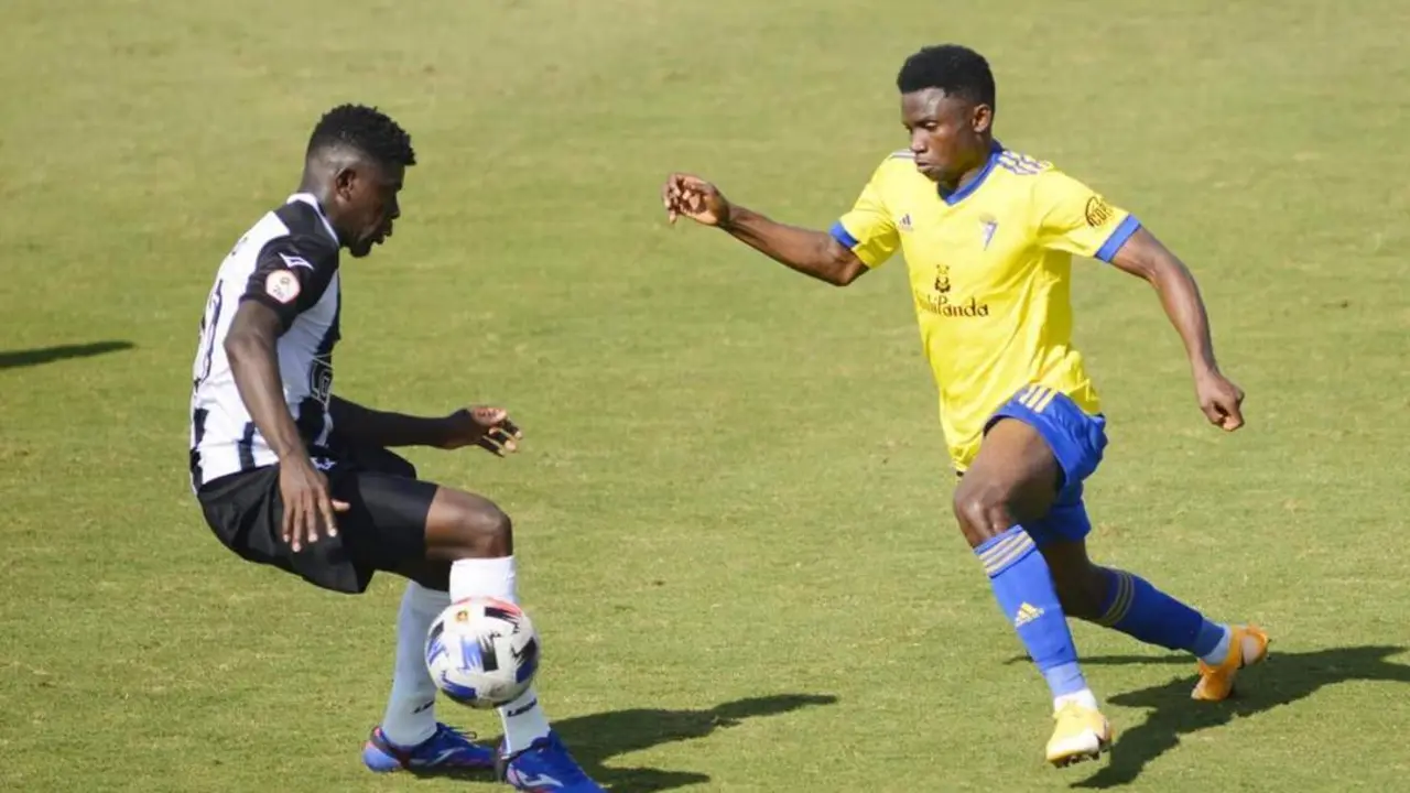 Un jugador del C&aacute;diz B intentarse irse de otro de la Balona en esta acci&oacute;n del partido - Viva Campo de Gibraltar