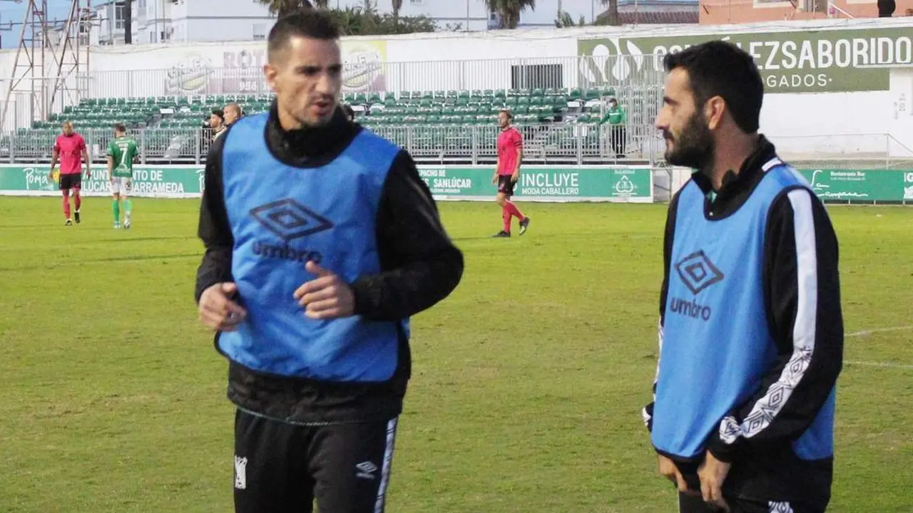 Geijo y G&uuml;iza en el transcurso del partido Atl&eacute;tico Sanluque&ntilde;o - San Fernando - Ra&uacute;l J. Bustillos