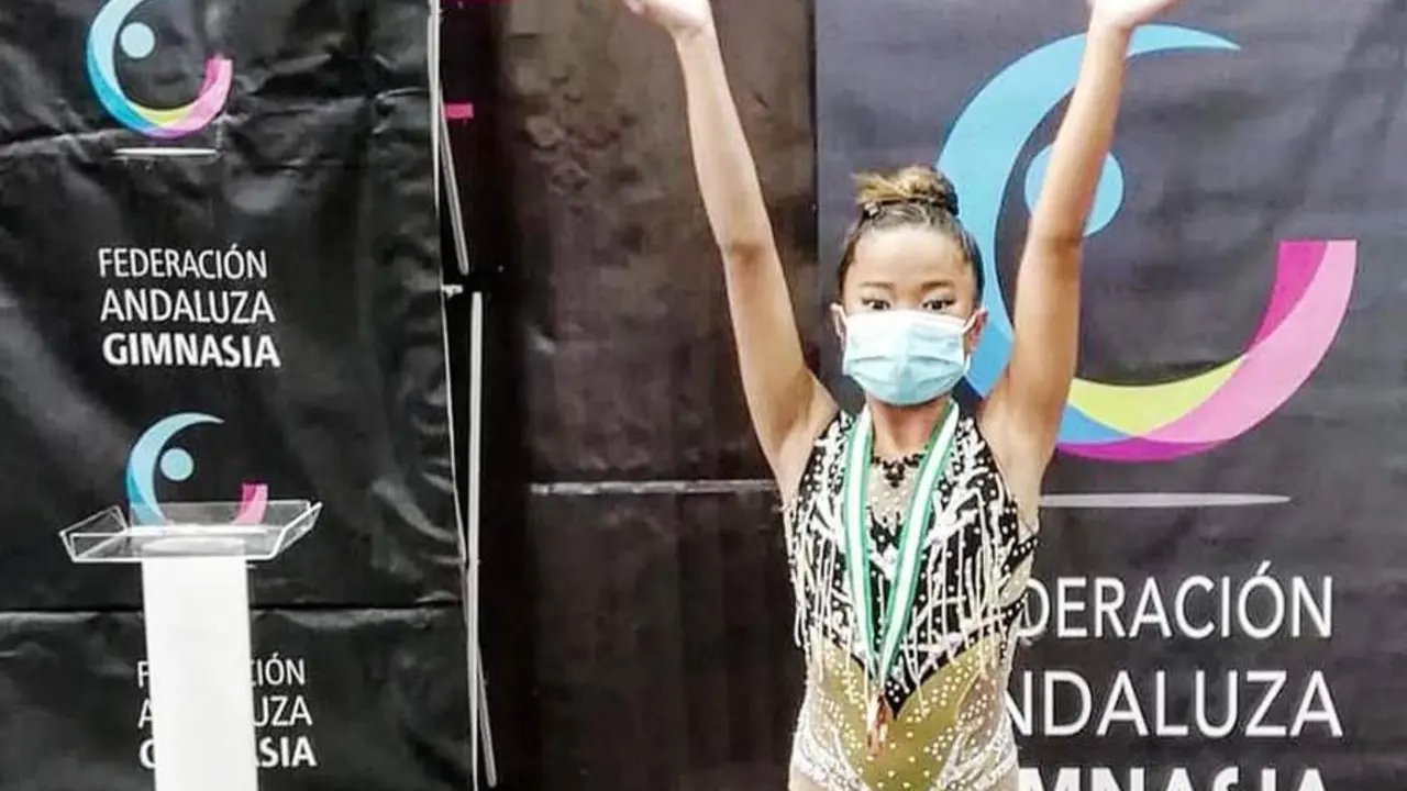 La gimnasta Eugenia Ly Merino en el podium para recoger la medalla de bronce - CSGR