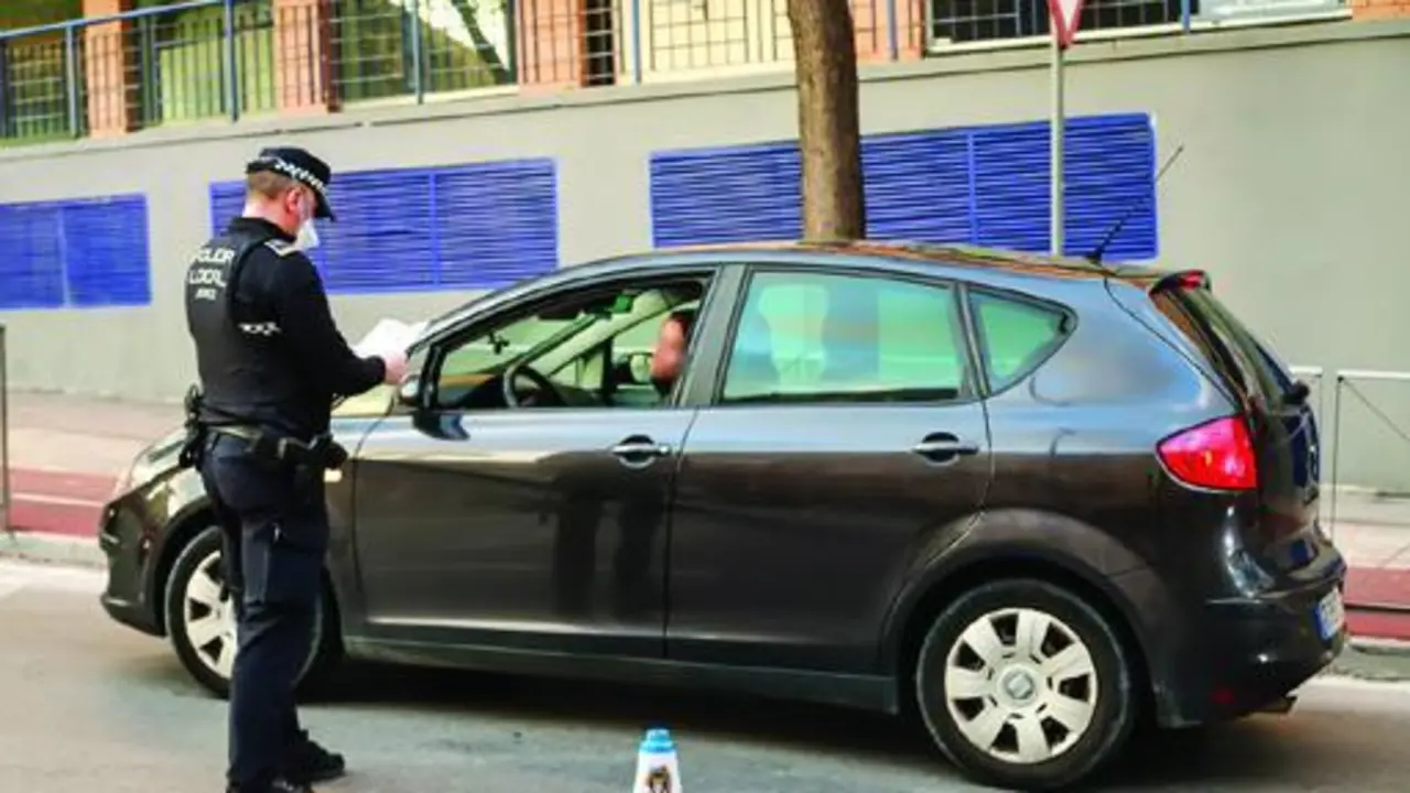 Un agente de la Polic&iacute;a Local en un control.  - Viva
