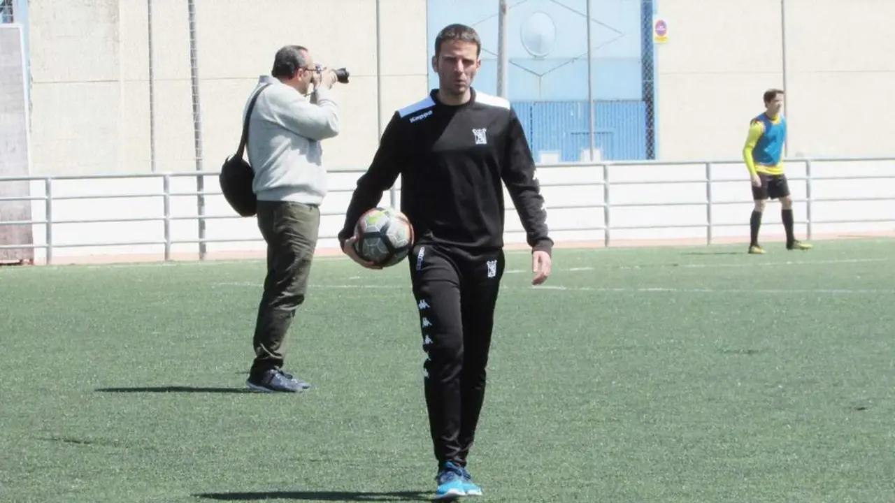 Manuel David, entrenador del equipo cadete A del Atl&eacute;tico Sanluque&ntilde;o - Ra&uacute;l J. Bustillos