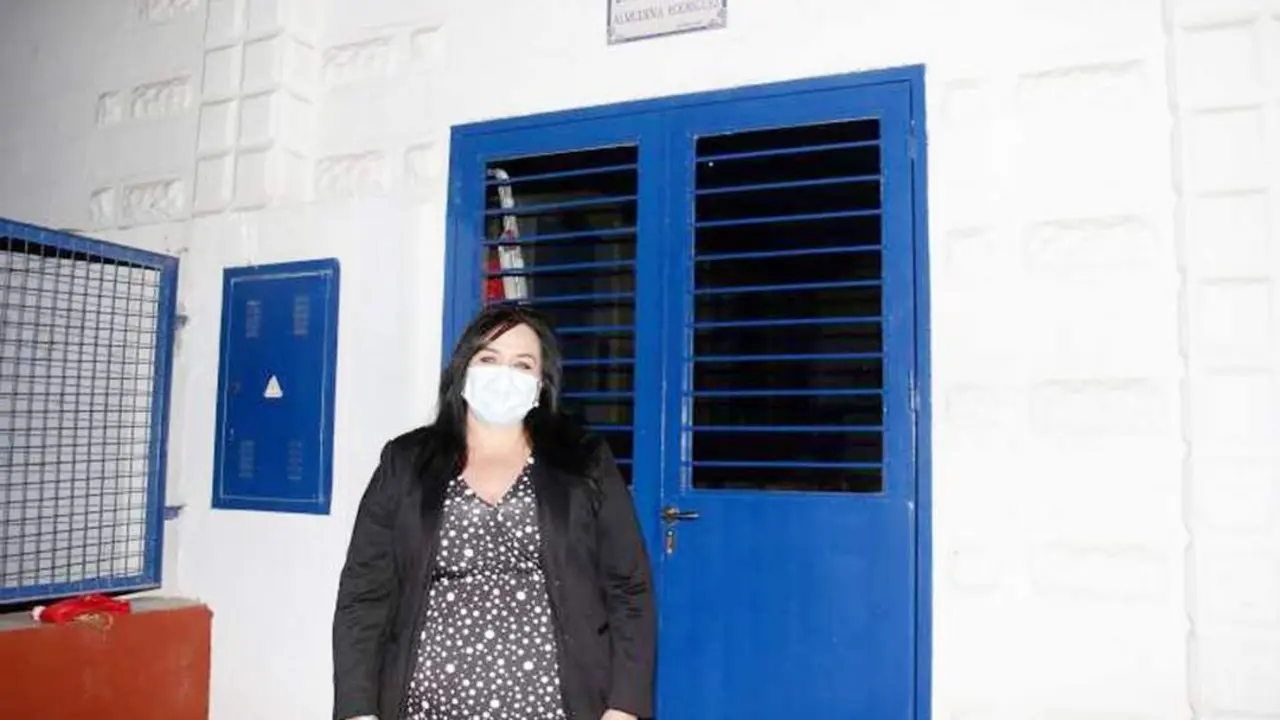 Almudena Rodr&iacute;guez delante de la puerta de entrada del comedor del CEIP Maestra Caridad Ruiz - CMCR