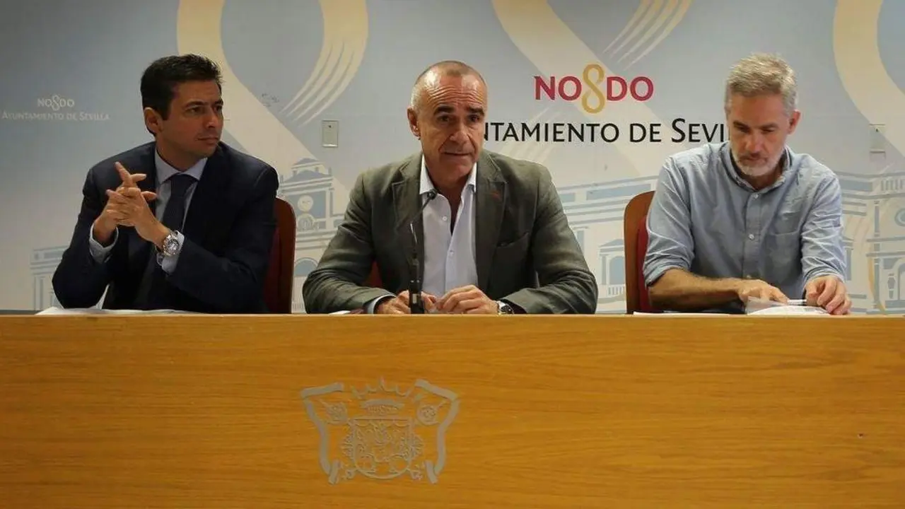 El delegado de H&aacute;bitat Urbano, Antonio Mu&ntilde;oz, junto a los responsables de urbanismo. - Ayto