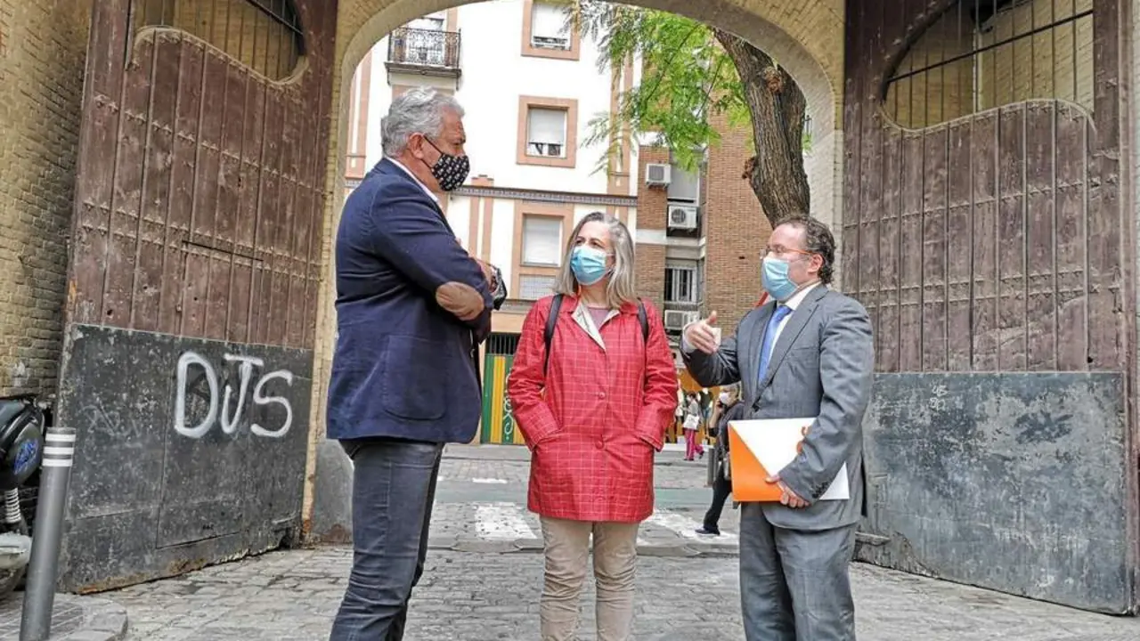 Puertas de Hispano Aviaci&oacute;n, en Triana. - Cs