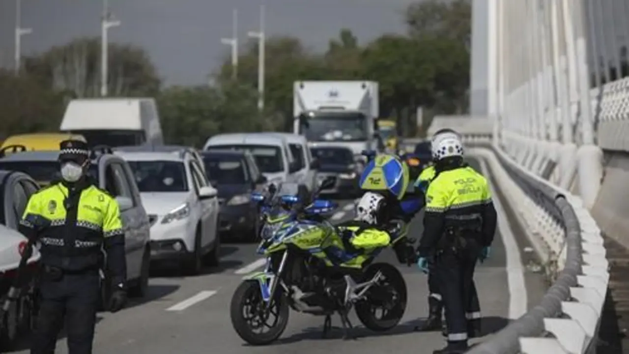 Control policial en la SE-30. - Archivo
