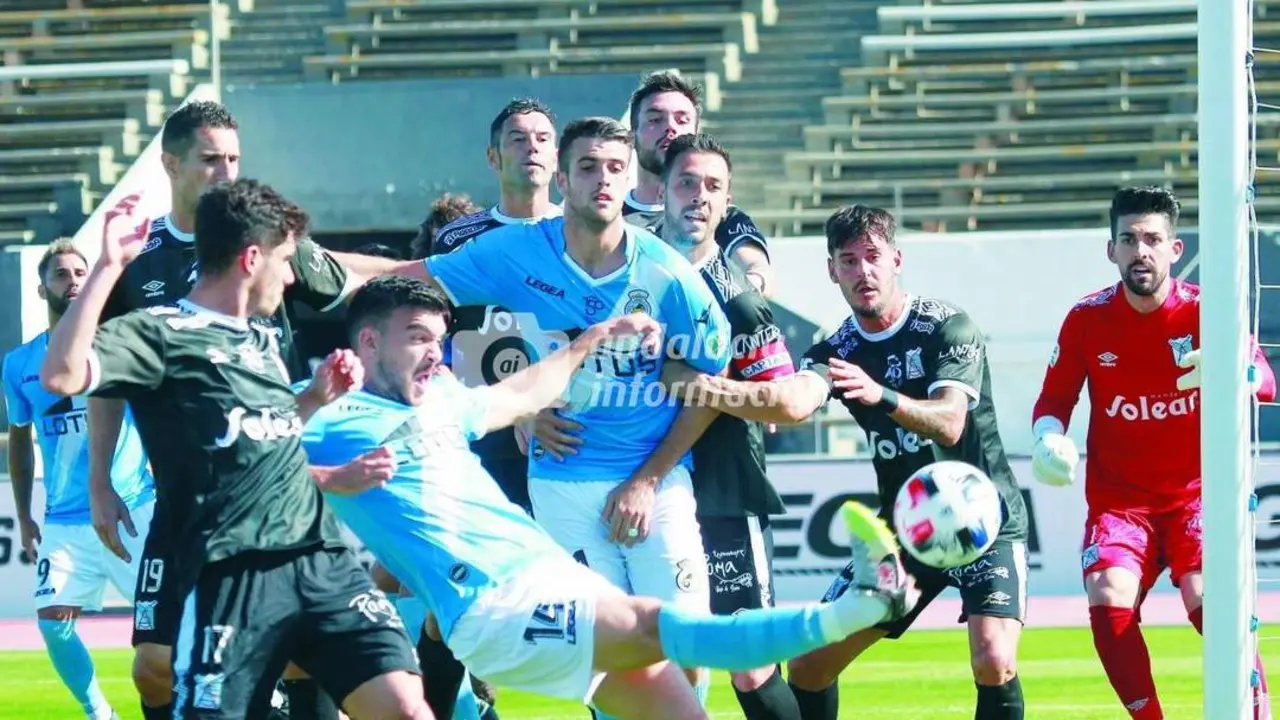 Clara ocasi&oacute;n del Javi Forj&aacute;n, jugador de la Balona y ex verdiblanco, ante el Atl&eacute;tico Sanluque&ntilde;o - Andy Ragel