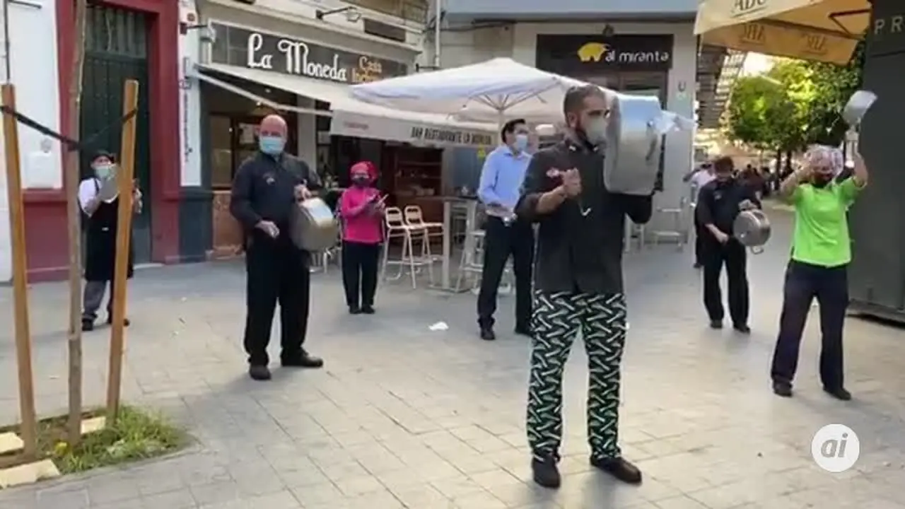 A cacerolazo limpio contra el cierre de los bares a las seis de la tarde