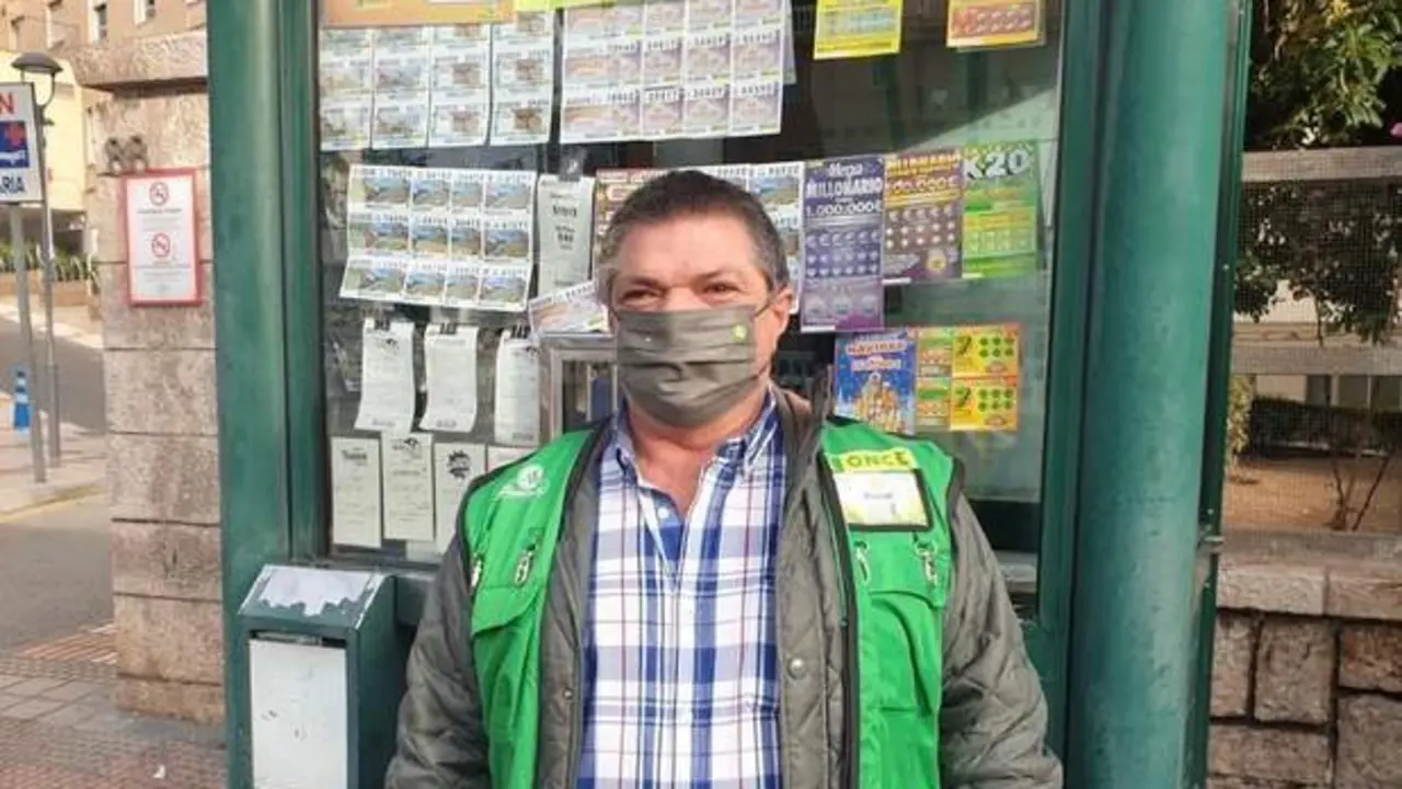 Manuel Mu&ntilde;oz vende en la puerta del Hospital. - ONCE